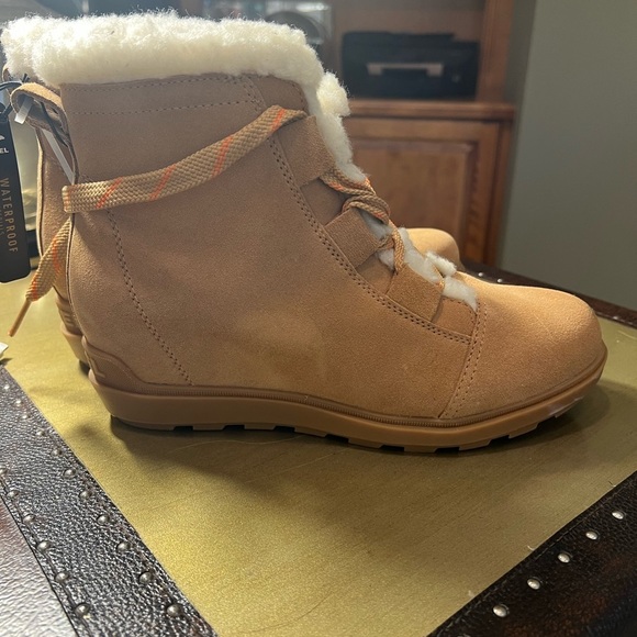NWOT Sorel Evie II Cozy bootie, tan with off white Sherpa. Wedge, women’s 10 - Picture 2 of 7